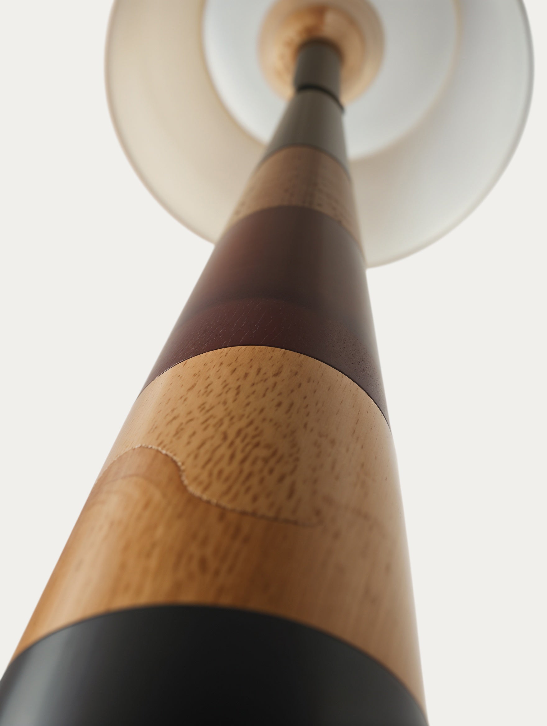 Stehlampe aus gestreiftem Holz