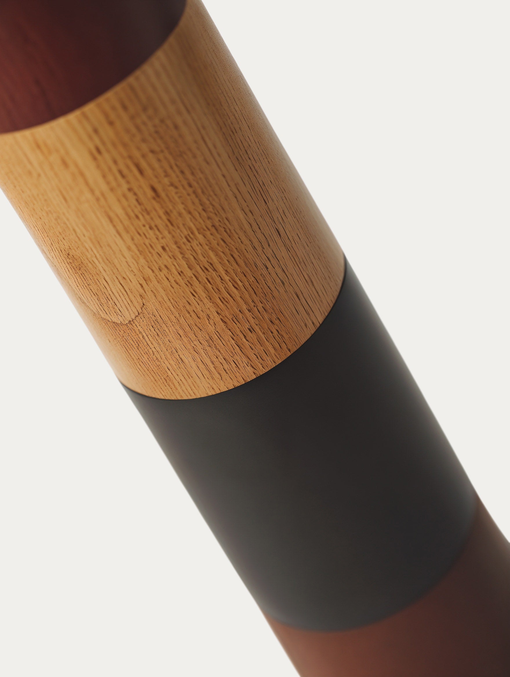 Stehlampe aus gestreiftem Holz