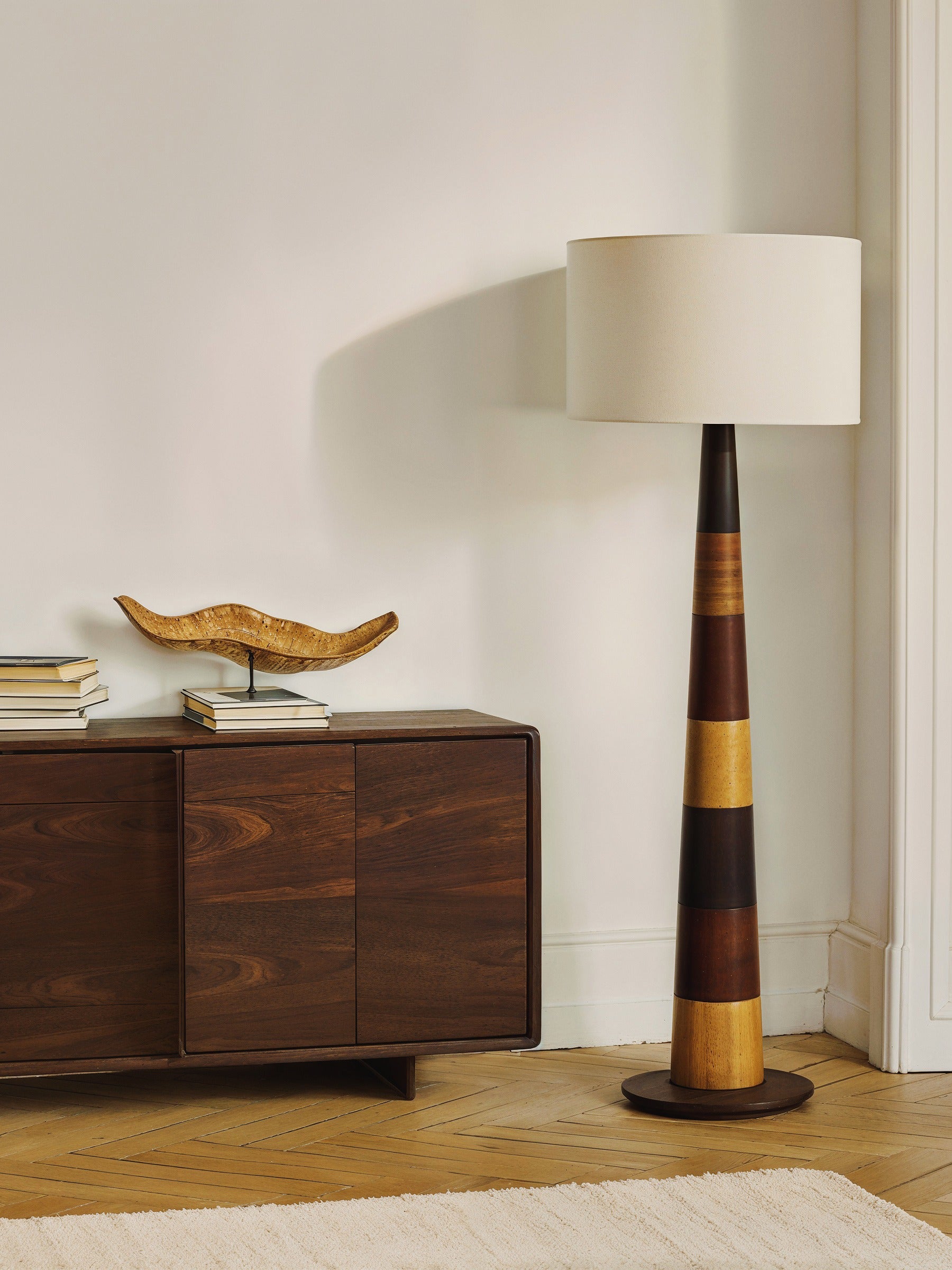 Stehlampe aus gestreiftem Holz