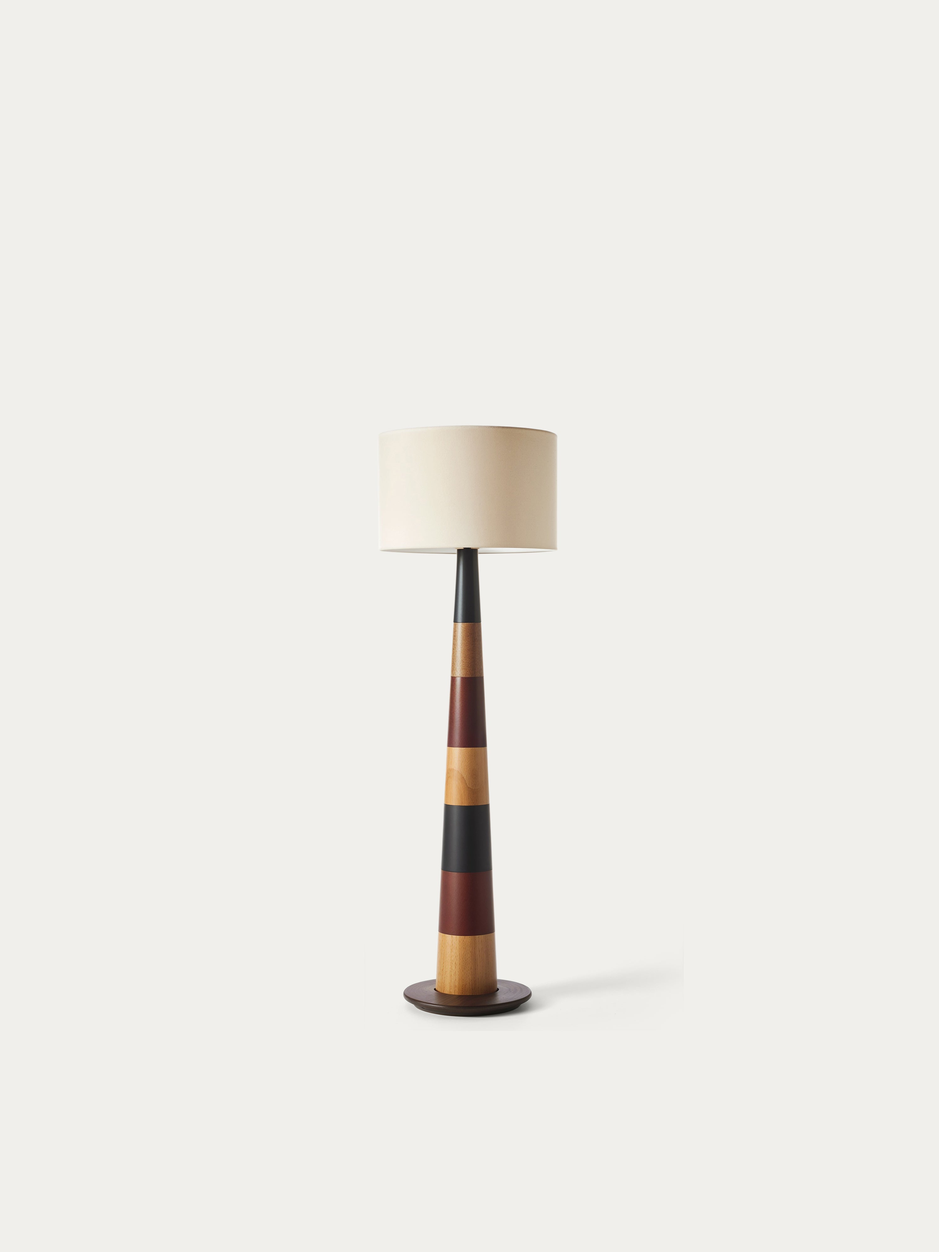 Stehlampe aus gestreiftem Holz