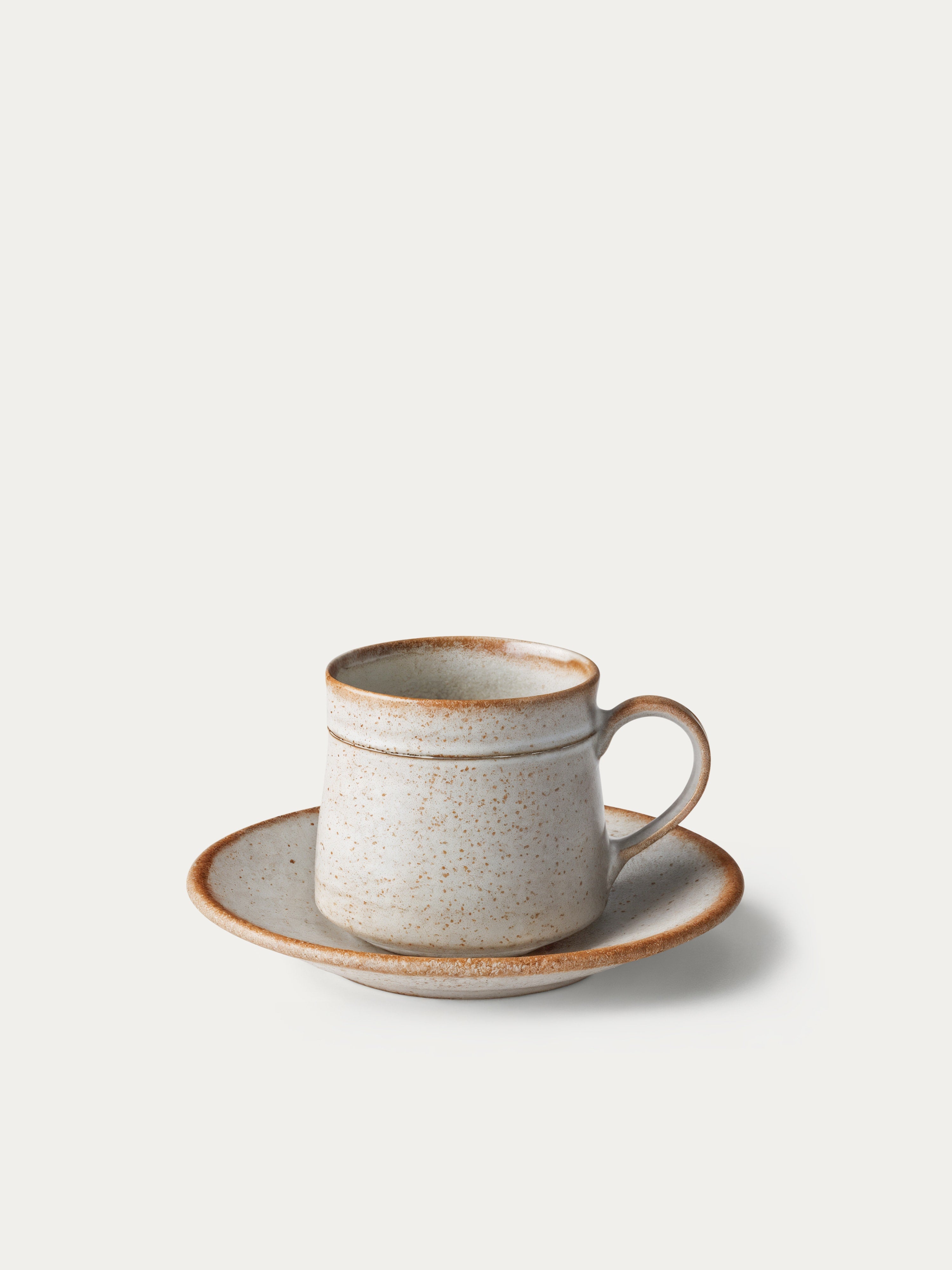 Rustikale Tasse mit Untertasse