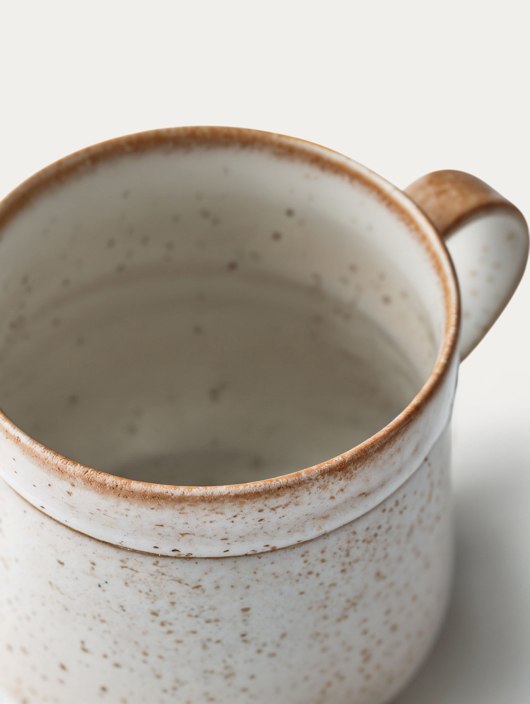 Rustikale Tasse mit Untertasse