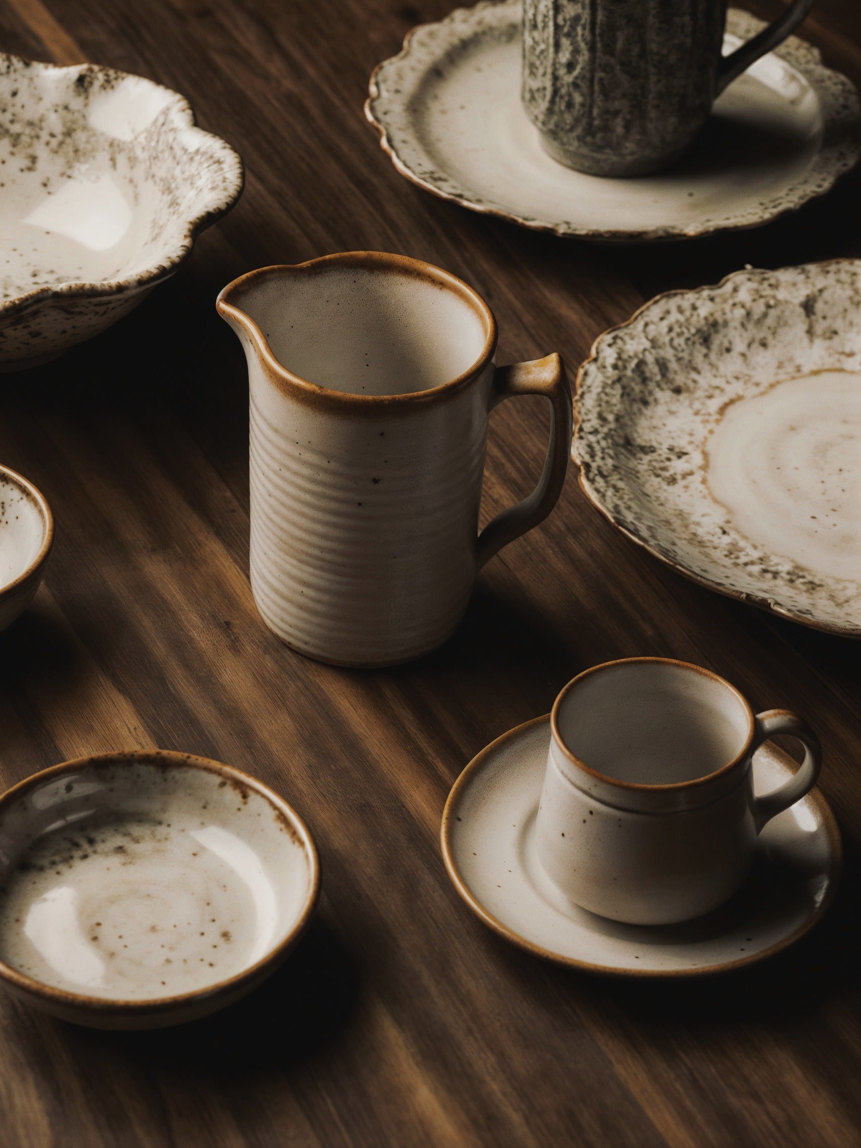 Rustikale Tasse mit Untertasse