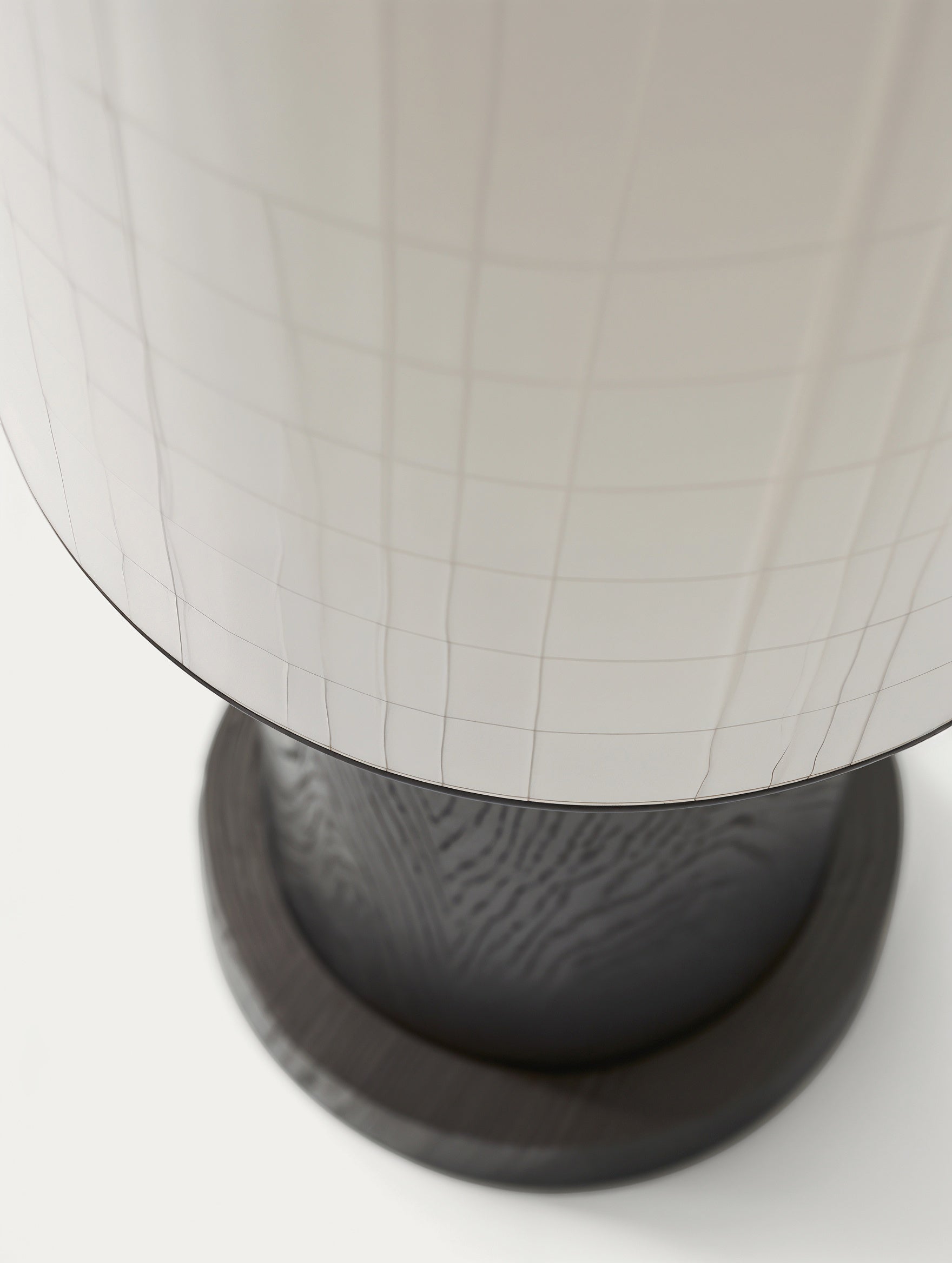 Stehlampe mit Gitterschirm