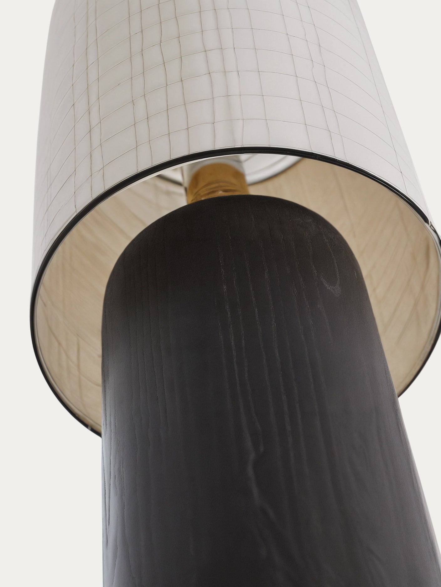 Stehlampe mit Gitterschirm