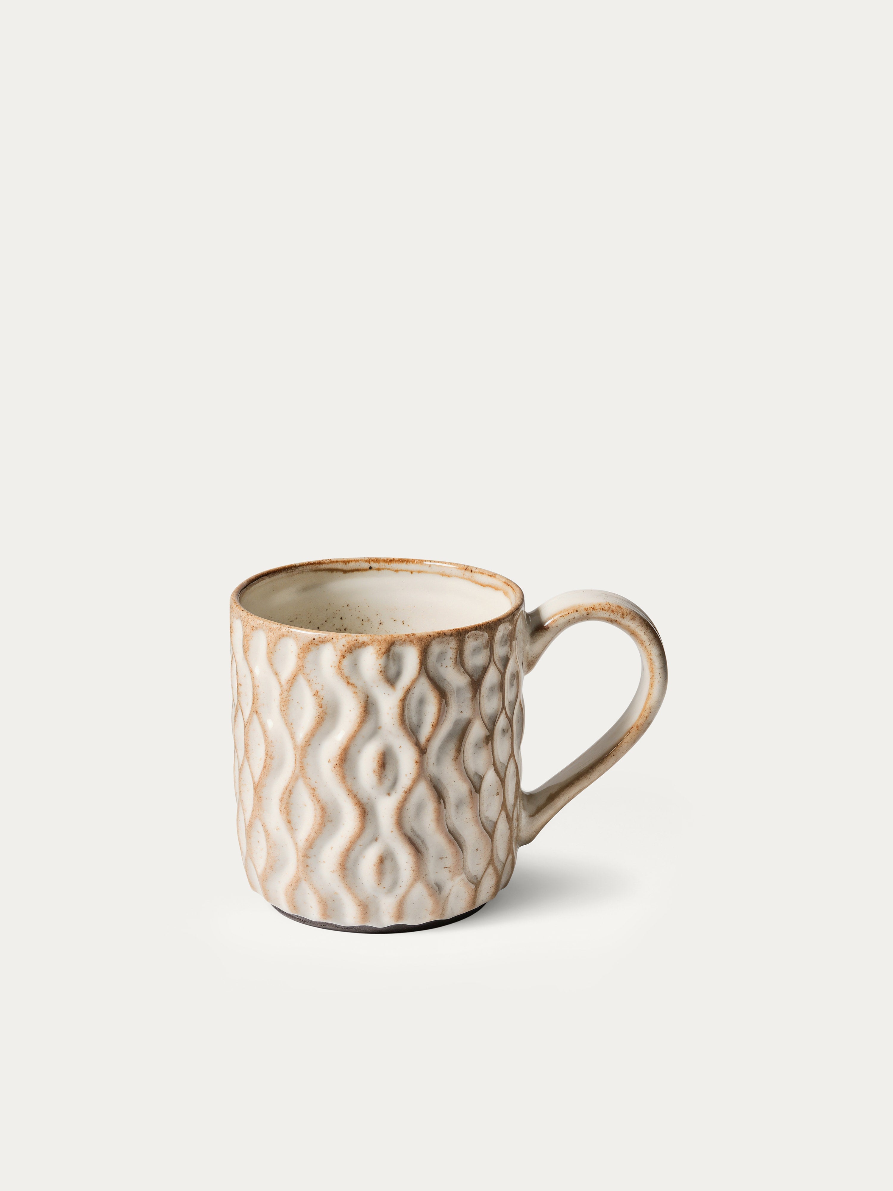 Tasse mit Wellenmuster