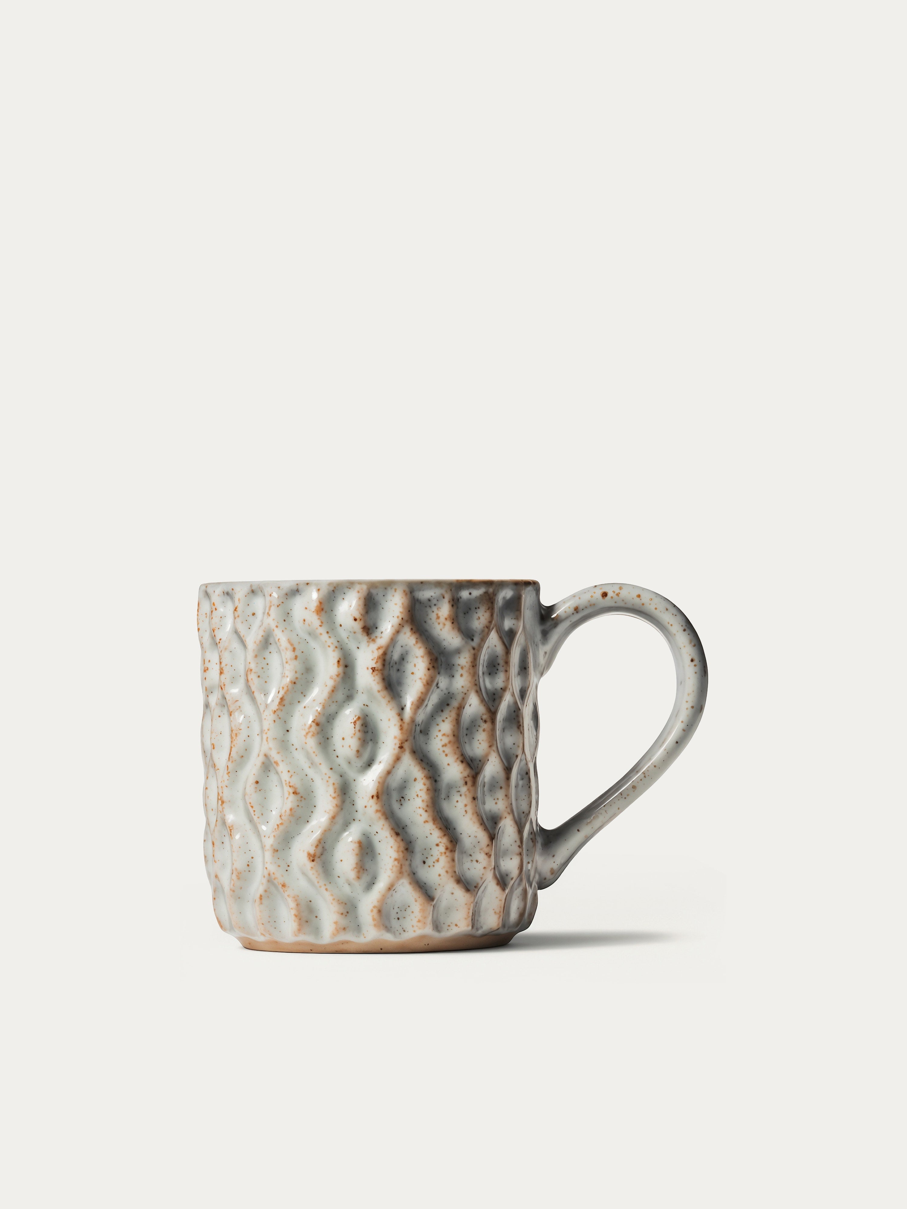 Tasse mit Wellenmuster