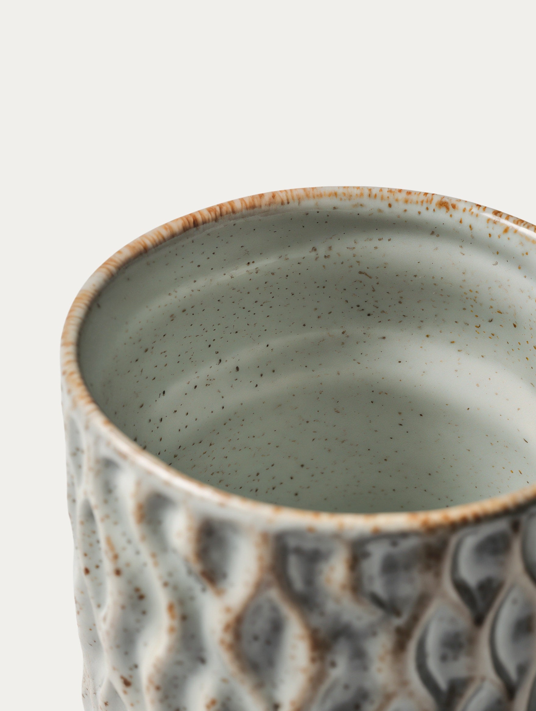 Tasse mit Wellenmuster