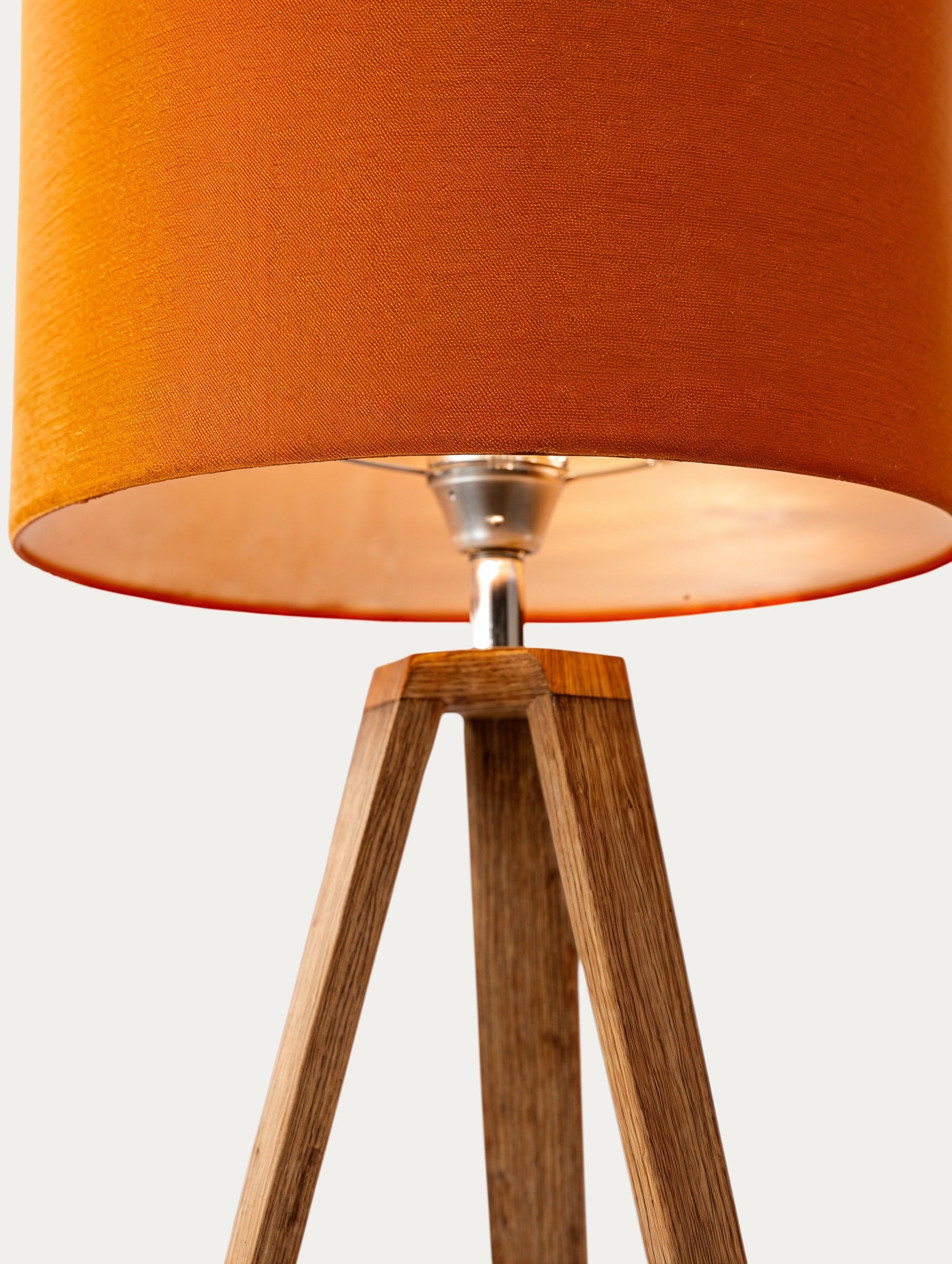 Dreibein-Schirmlampe